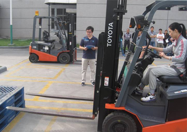 操作叉車前檢查、避讓障礙物、叉車倒車行駛要求、叉車停車放置及行為規(guī)范。